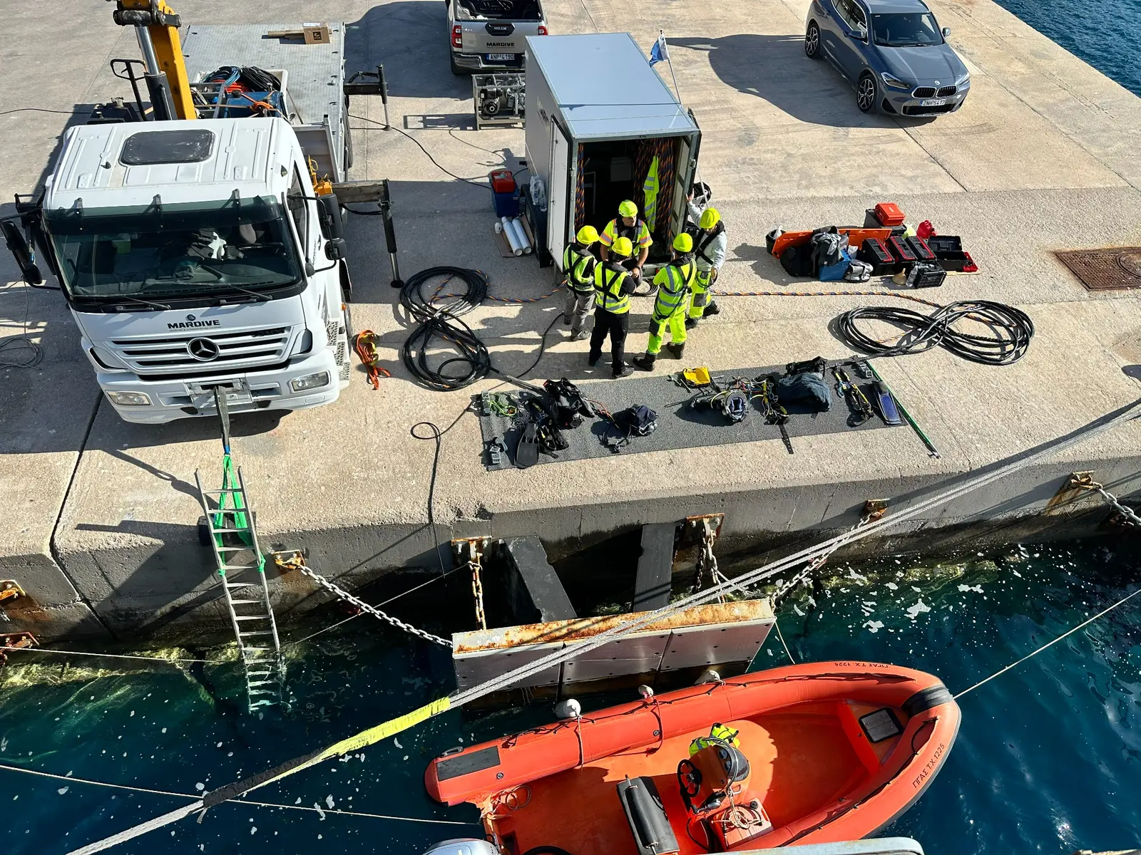 Diving operation mobilised alongside a vessel